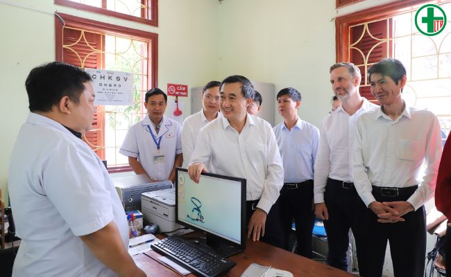 Thứ trưởng Trần Văn Thuấn, ông Matt Jackson thăm hỏi, trò chuyện cùng cán bộ, cô đỡ thôn bản tại Trạm Y tế xã Mù Sang.